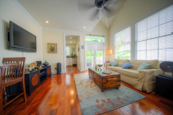 the-gracious-building-at-616-caroline-street-big-0